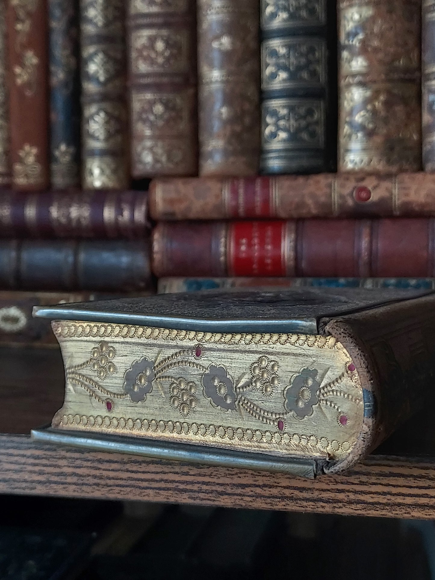 1867 Recueil de prières: Gilt-Gauffered and Hand-Painted Floral Page Edges