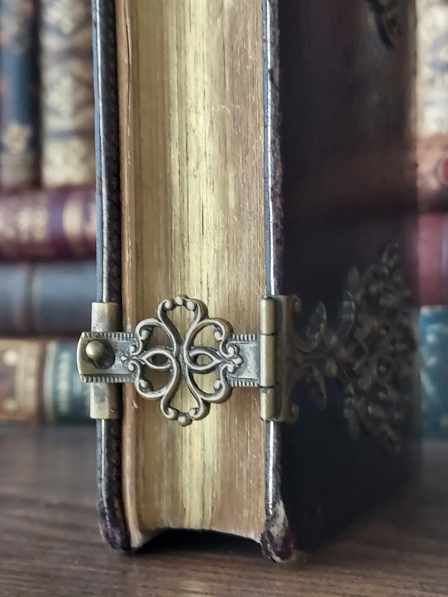 1892 Missel Romain L'Office des Dimanches: Ornate Double Clasp