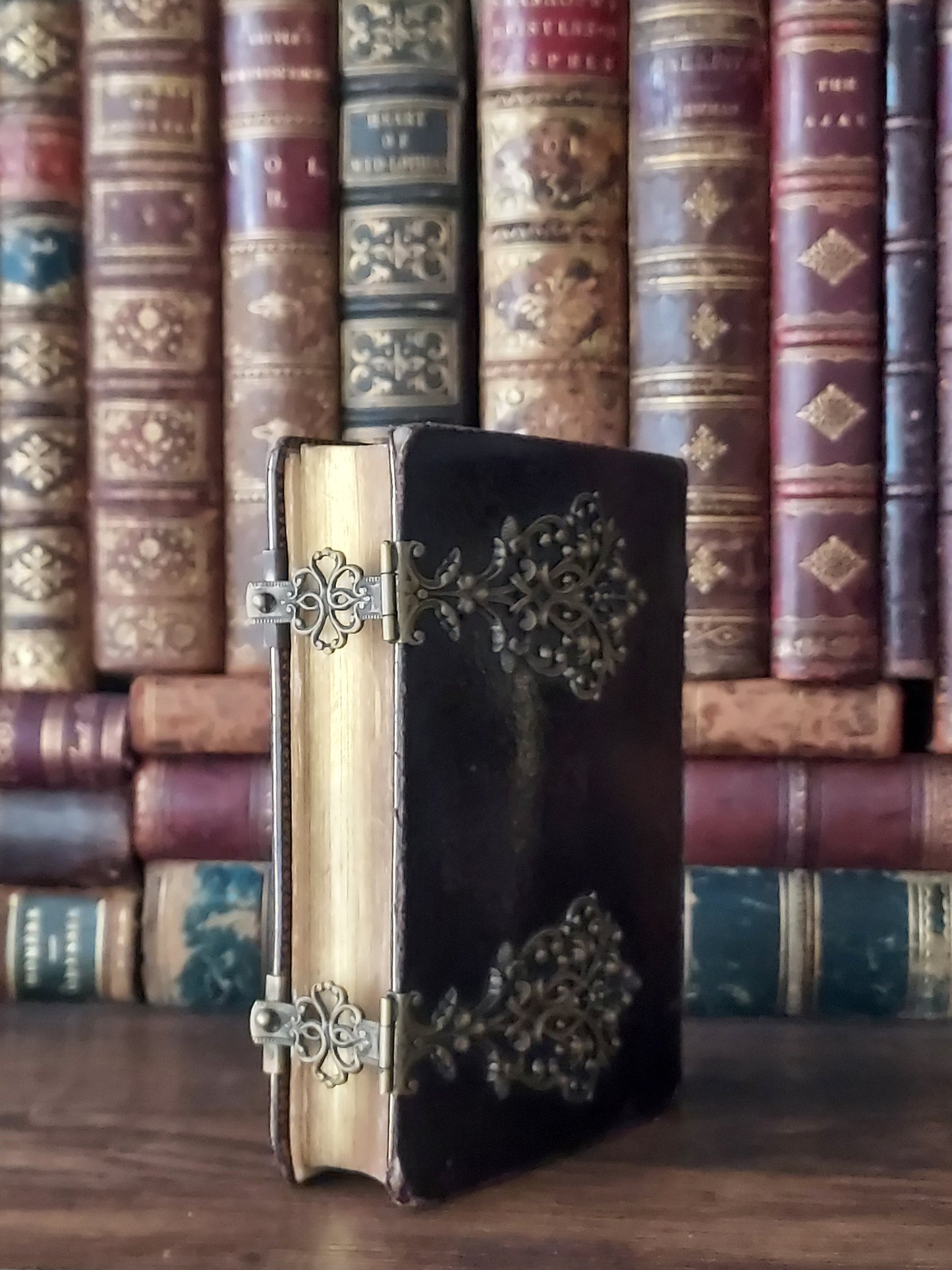1892 Missel Romain L'Office des Dimanches: Ornate Double Clasp
