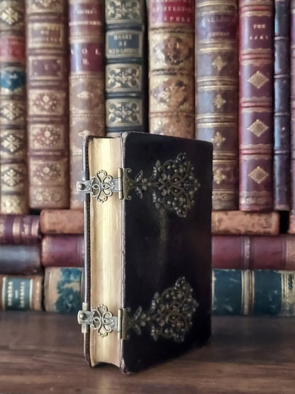 1892 Missel Romain L'Office des Dimanches: Ornate Double Clasp