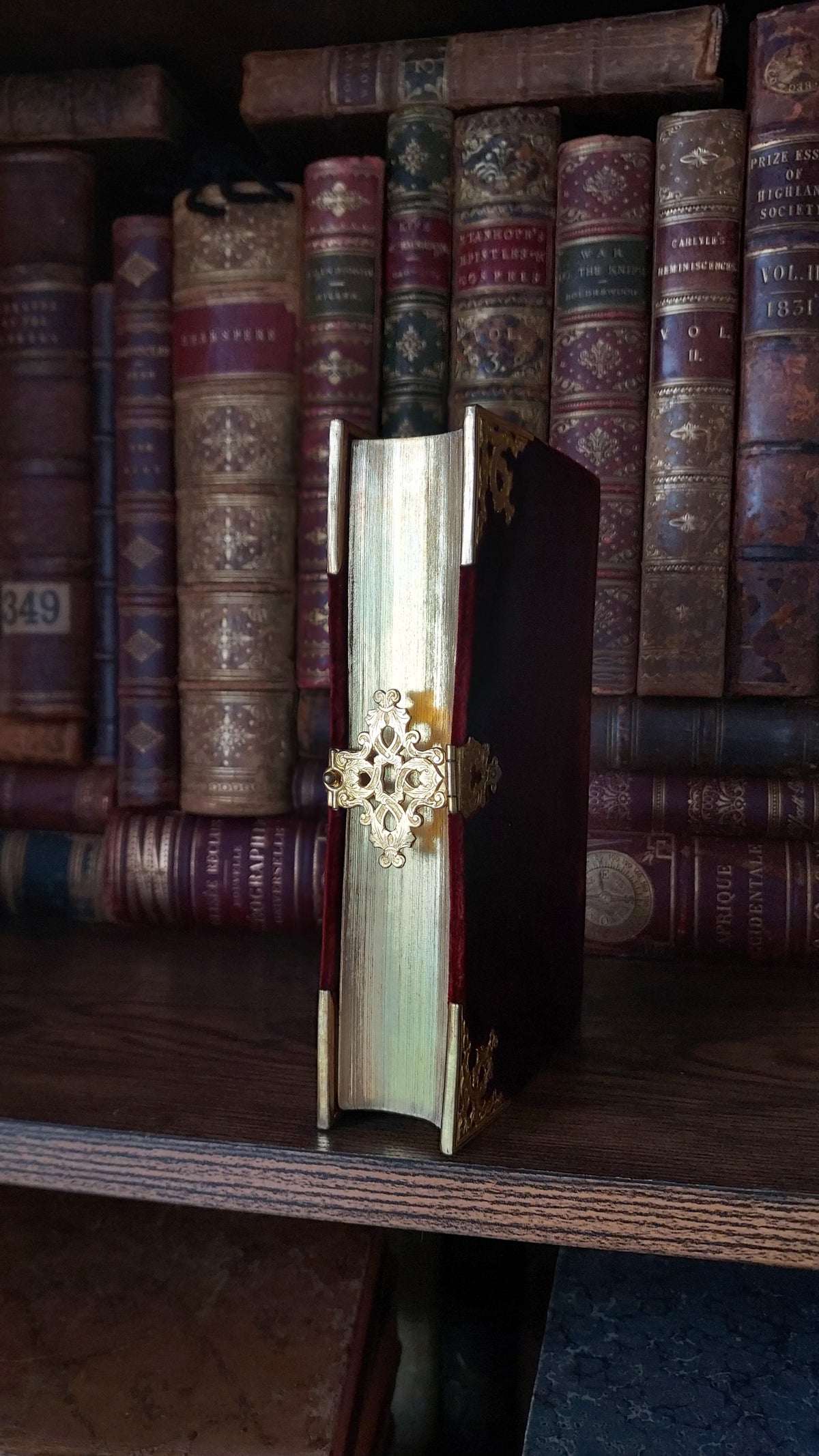 1846 Paroissien Latin-Français | Scarlet Velvet w/Large Gold Clasp