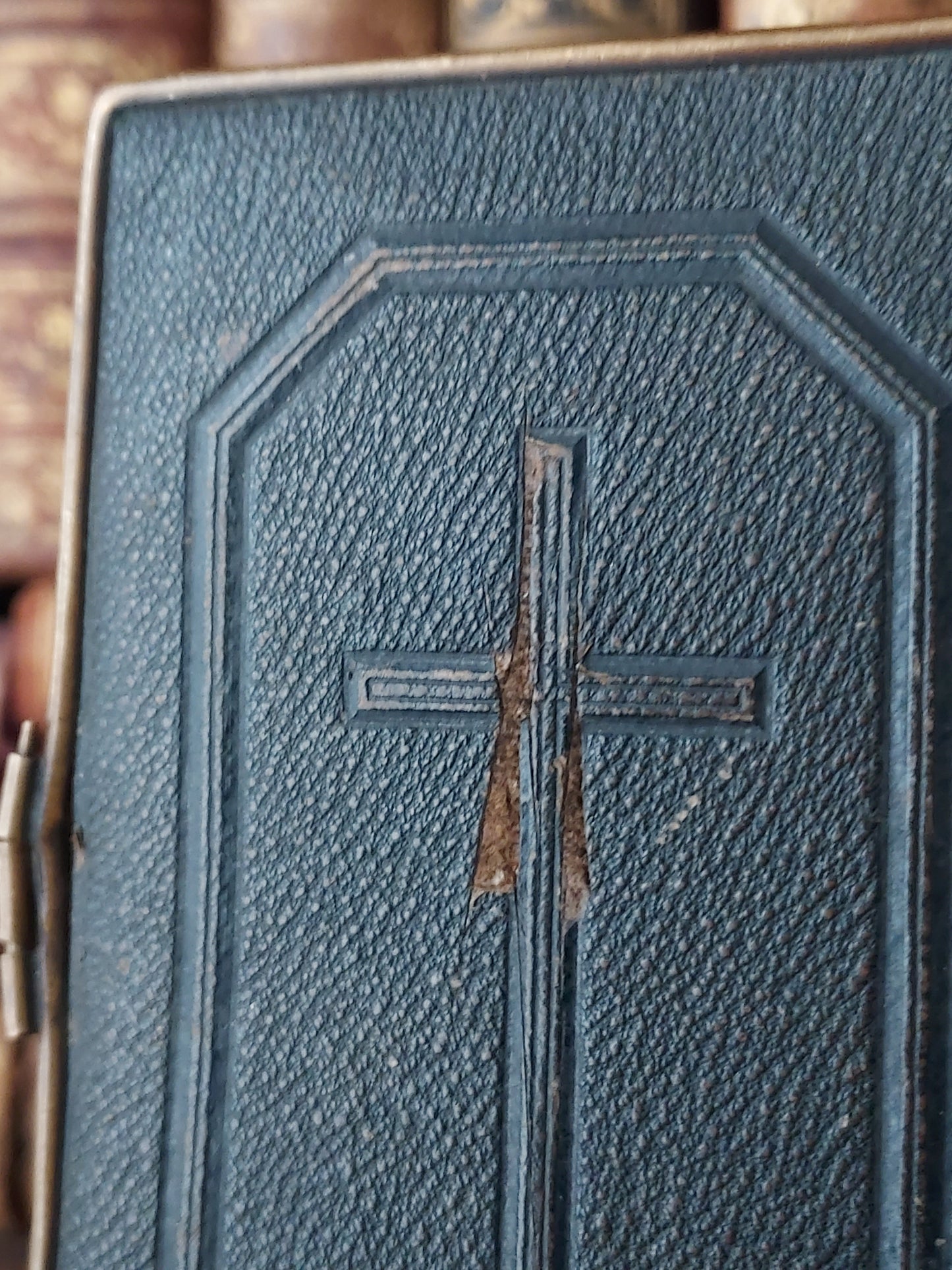 1873 Paroissien Romain: Small Cross Clasp