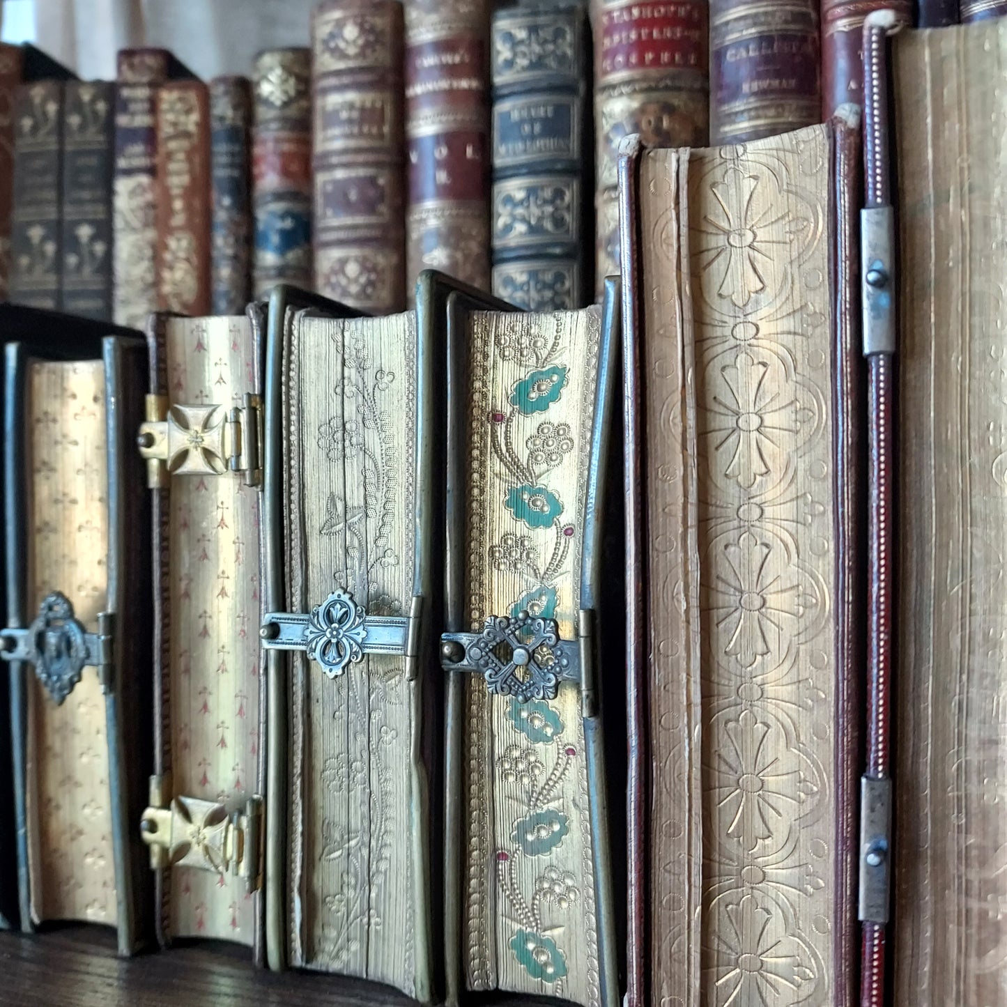 1867 Recueil de prières: Gilt-Gauffered and Hand-Painted Floral Page Edges