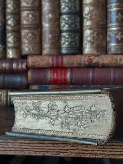 19th-century Eucologe ou Paroissien romain-éduen: Floral Gauffered Edges