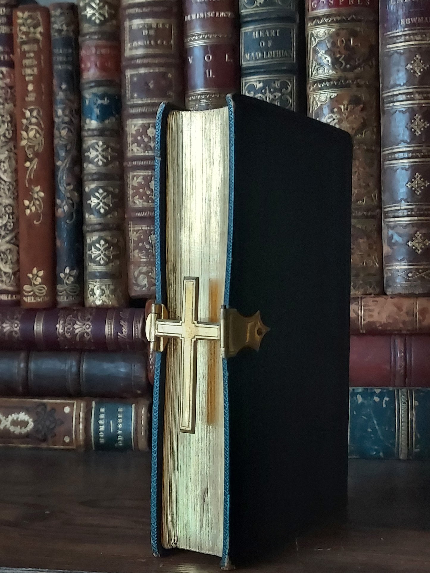 1851 Manuel des Catéchismes | Cross Clasp