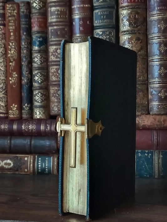 1851 Manuel des Catéchismes | Cross Clasp
