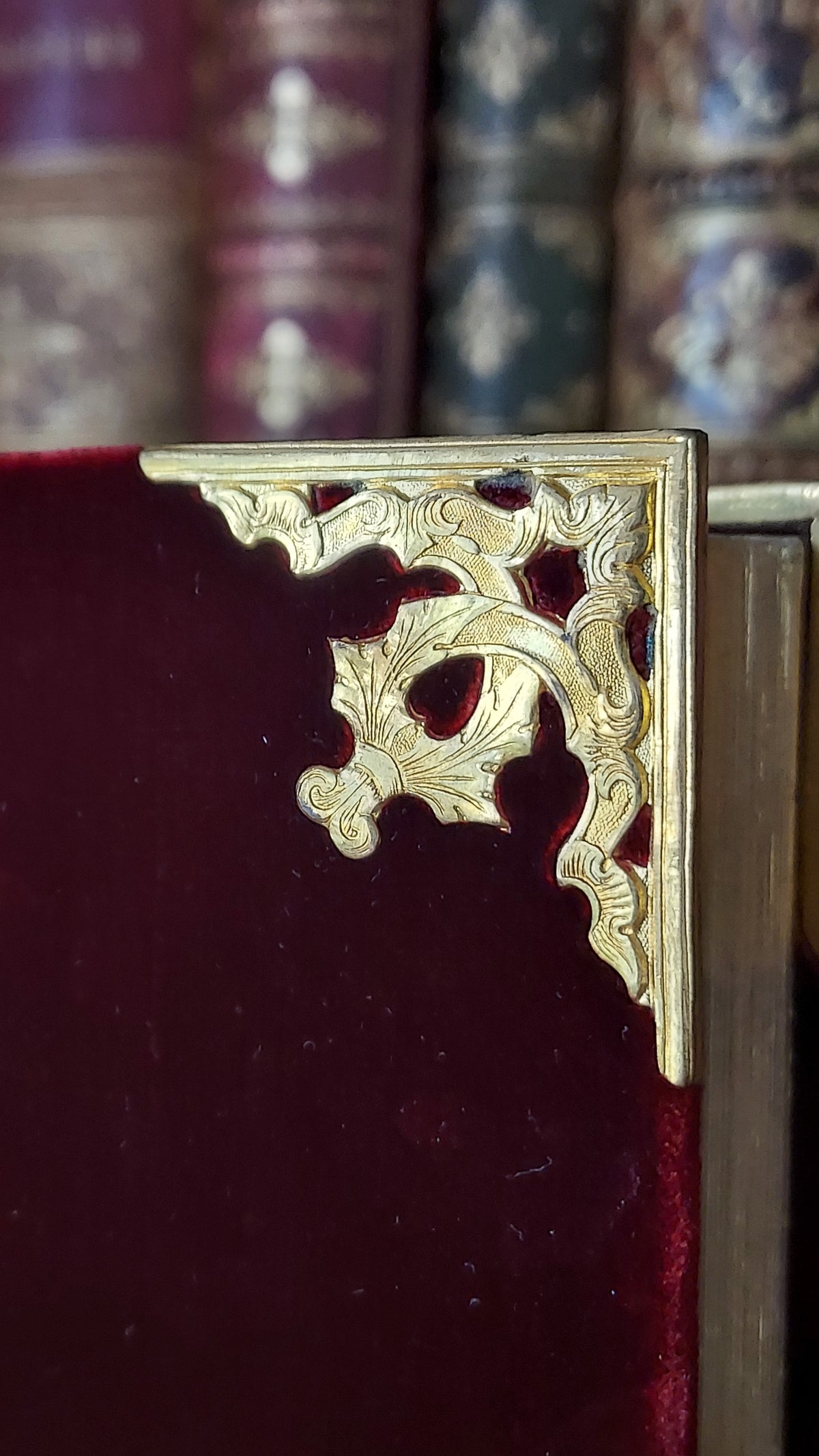 1846 Paroissien Latin-Français | Scarlet Velvet w/Large Gold Clasp