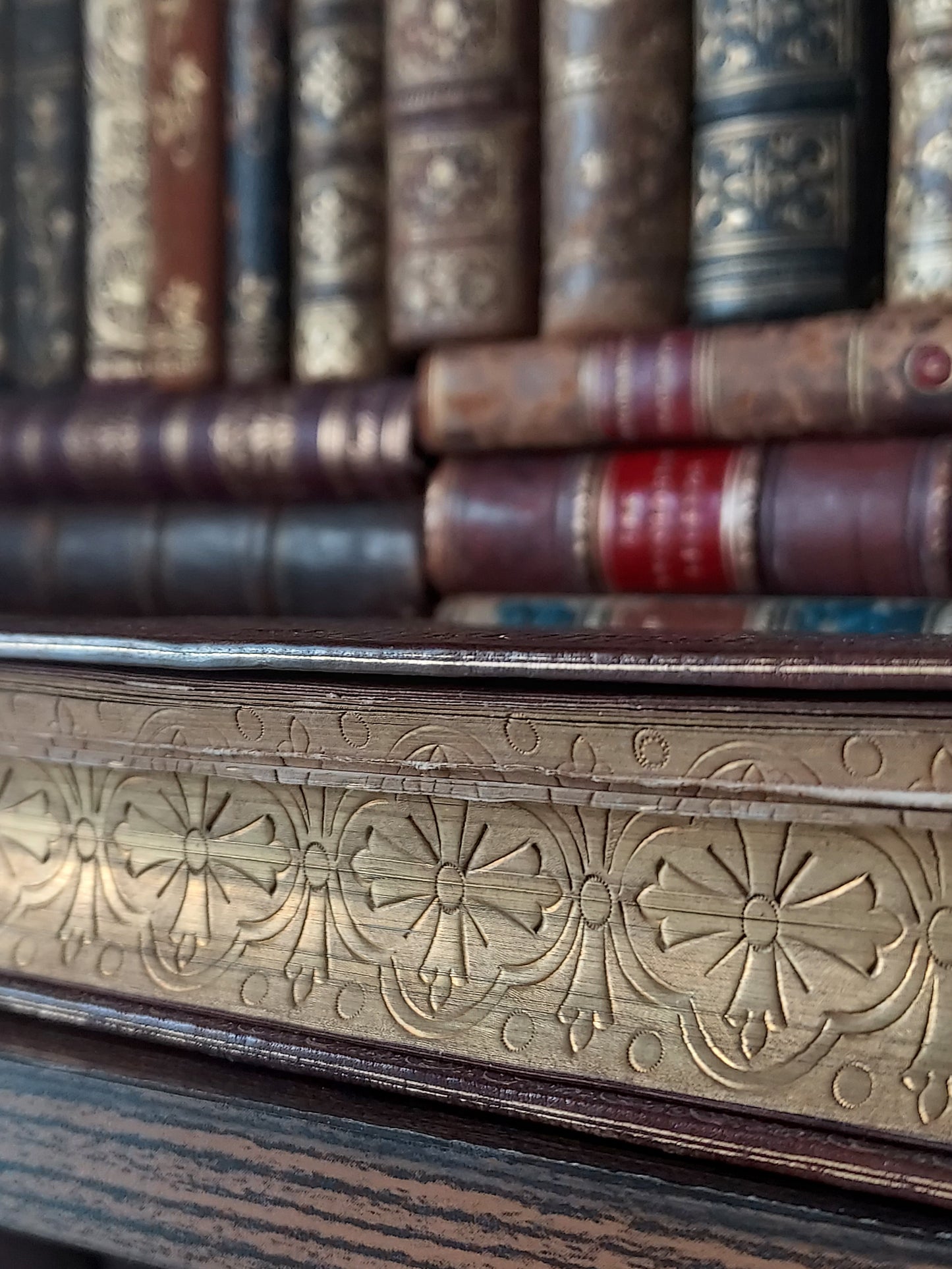 1860s Livre D'Heures Selon le Rit Romain: Gauffered Edges, Fleur-de-Lis Cover