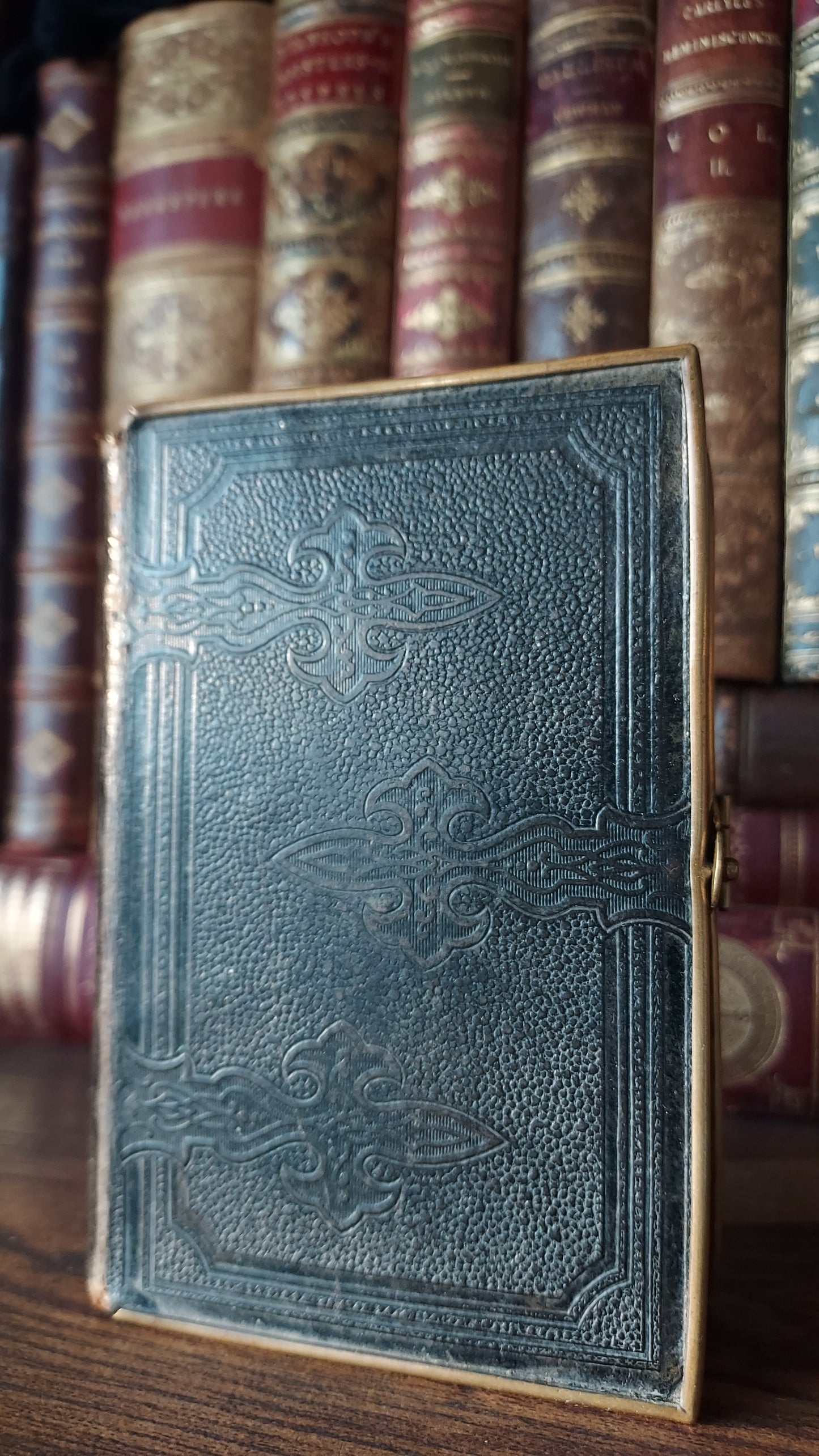 1862 Paroissien Romain | Floral Clasp & Dotted Gauffered Edge
