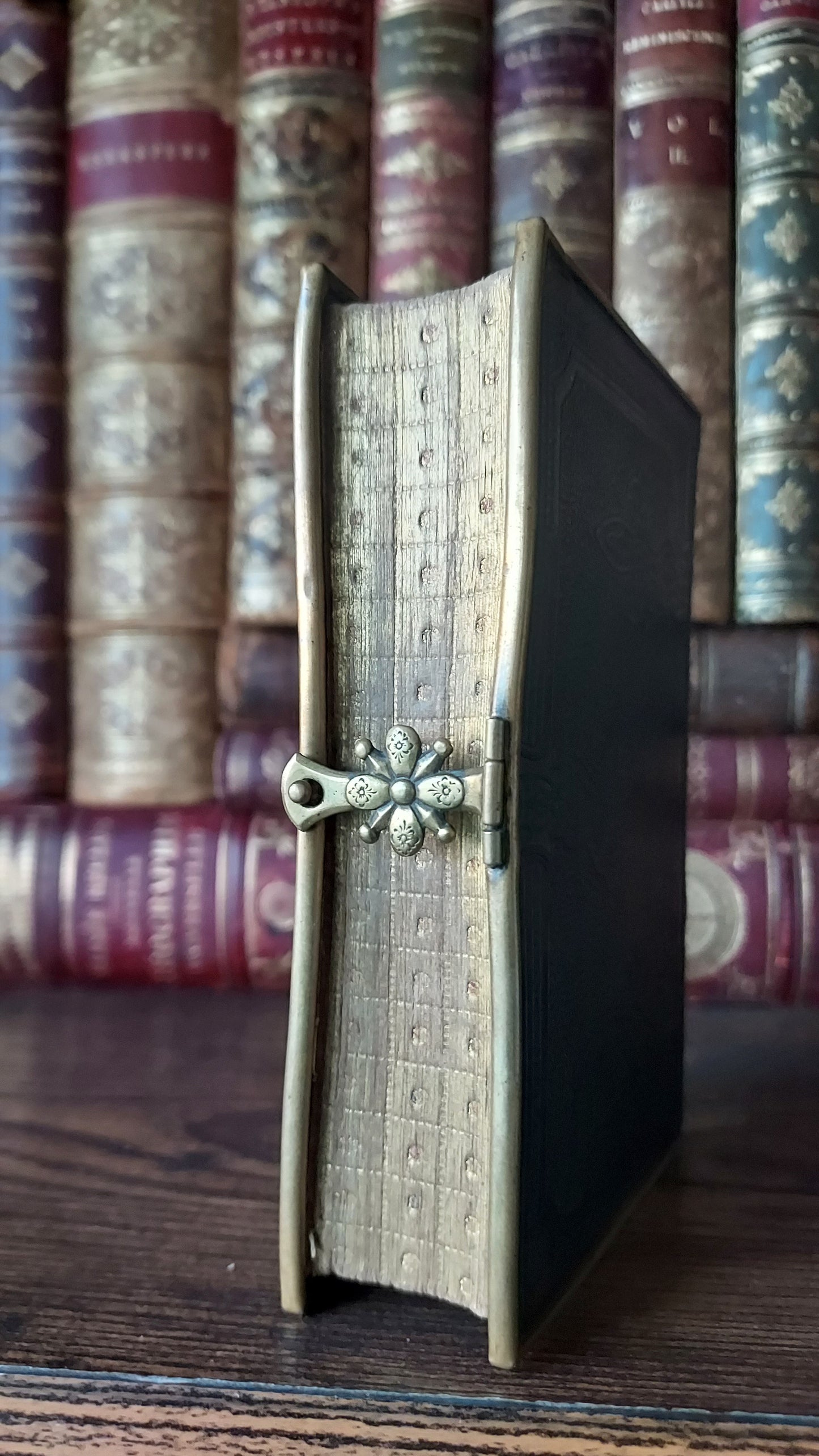 1862 Paroissien Romain | Floral Clasp & Dotted Gauffered Edge