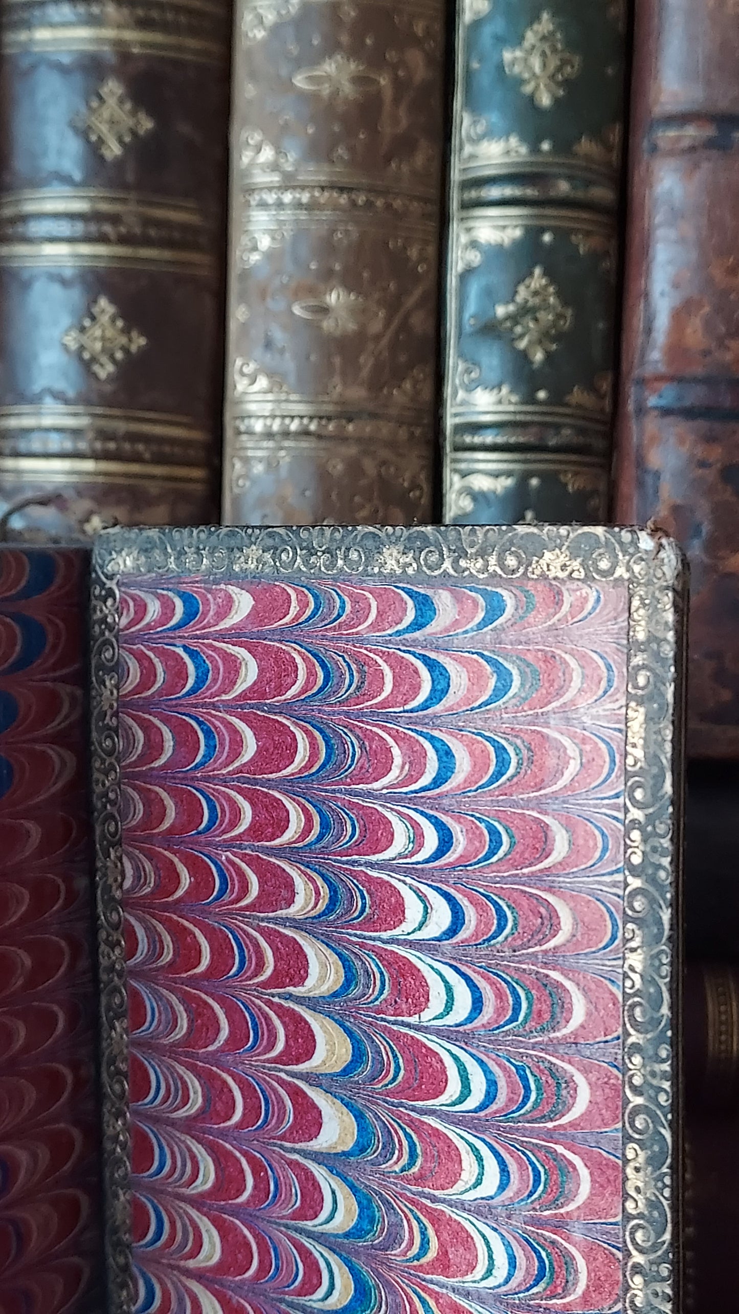1876 Paroissien Romain | Red Star Gauffered Edge