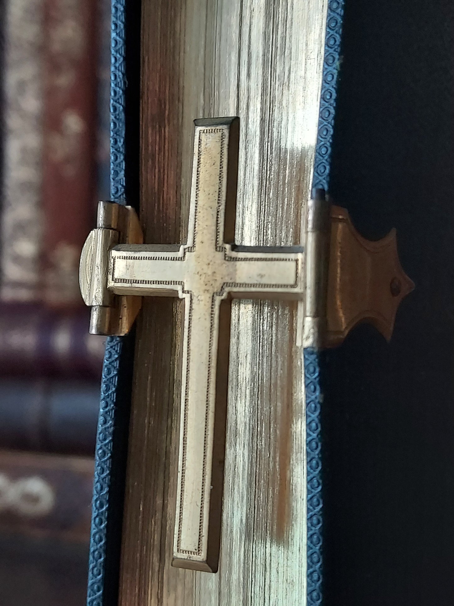 1851 Manuel des Catéchismes | Cross Clasp