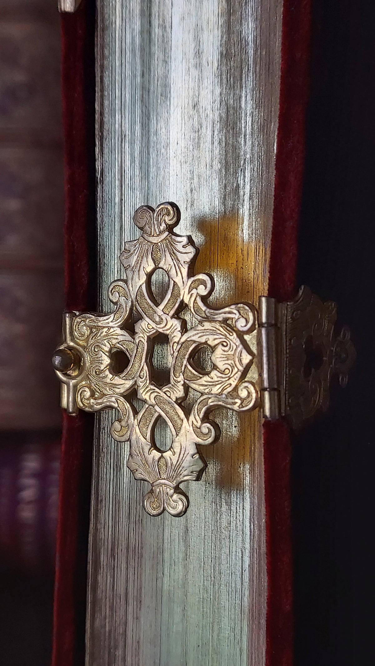 1846 Paroissien Latin-Français | Scarlet Velvet w/Large Gold Clasp