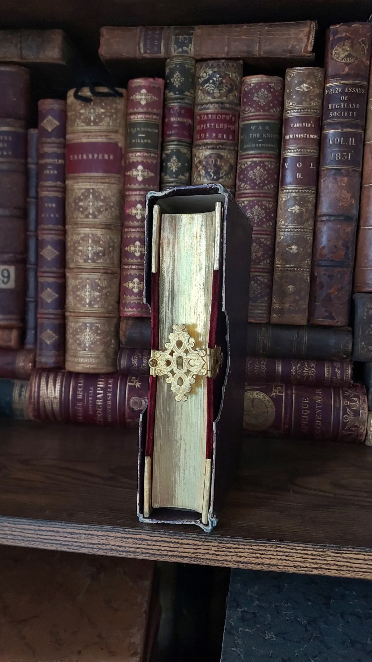 1846 Paroissien Latin-Français | Scarlet Velvet w/Large Gold Clasp