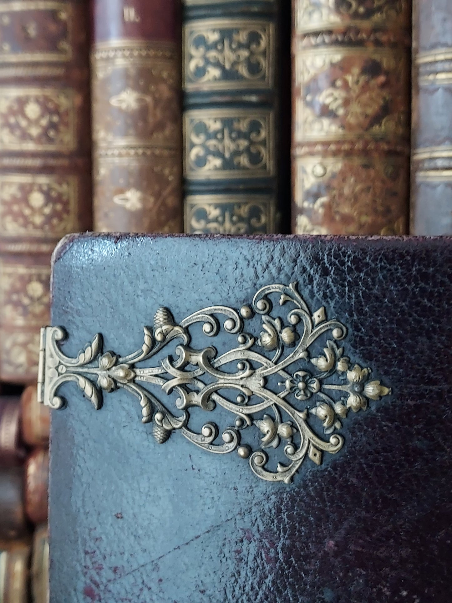 1892 Missel Romain L'Office des Dimanches: Ornate Double Clasp