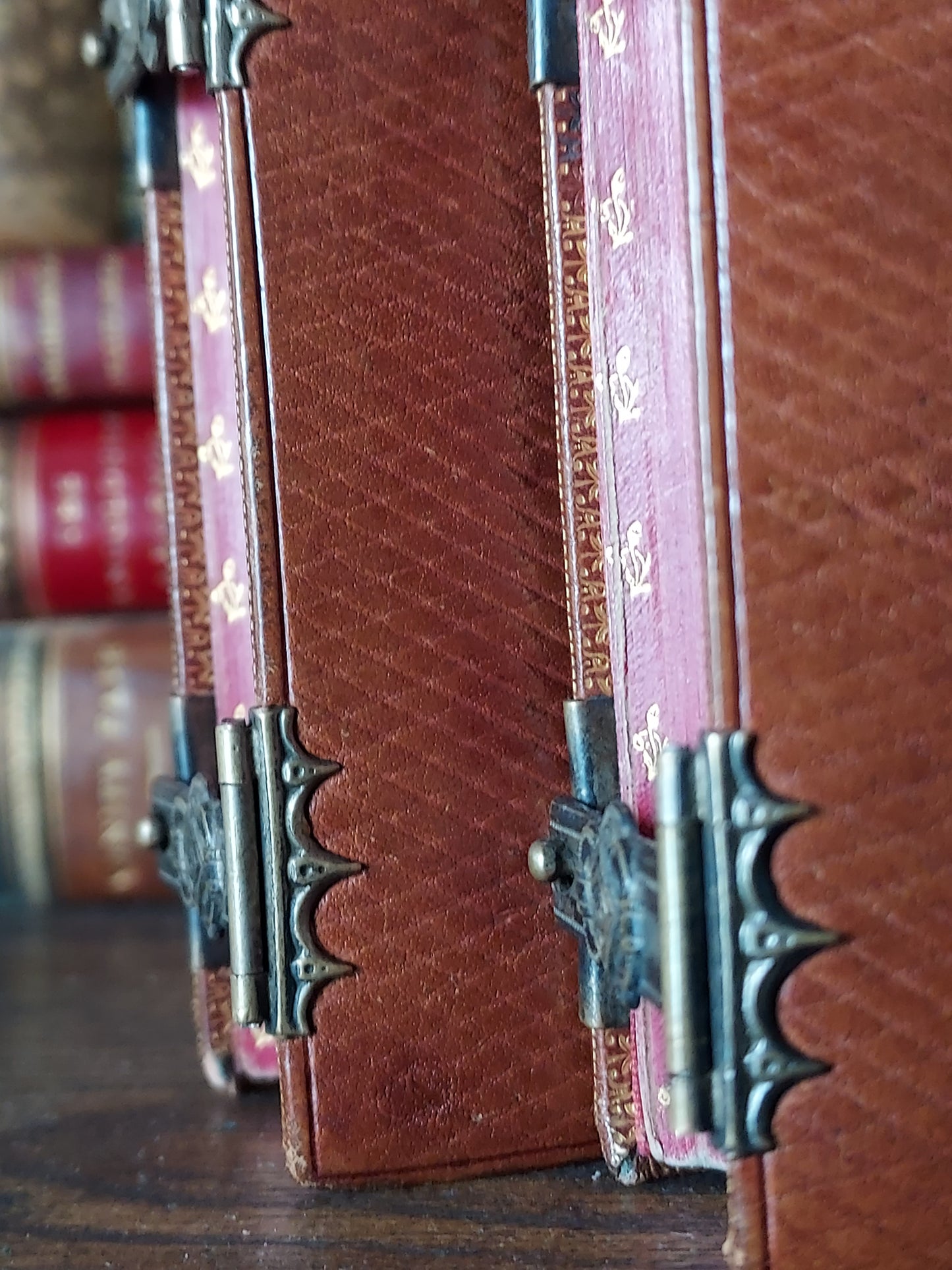 1860s Paroissien Romain, Très Complet Partie d'Hiver: Red Gauffered Edge