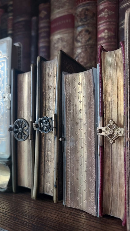 1868 Paroissien Romain | Mini Gauffered Edge