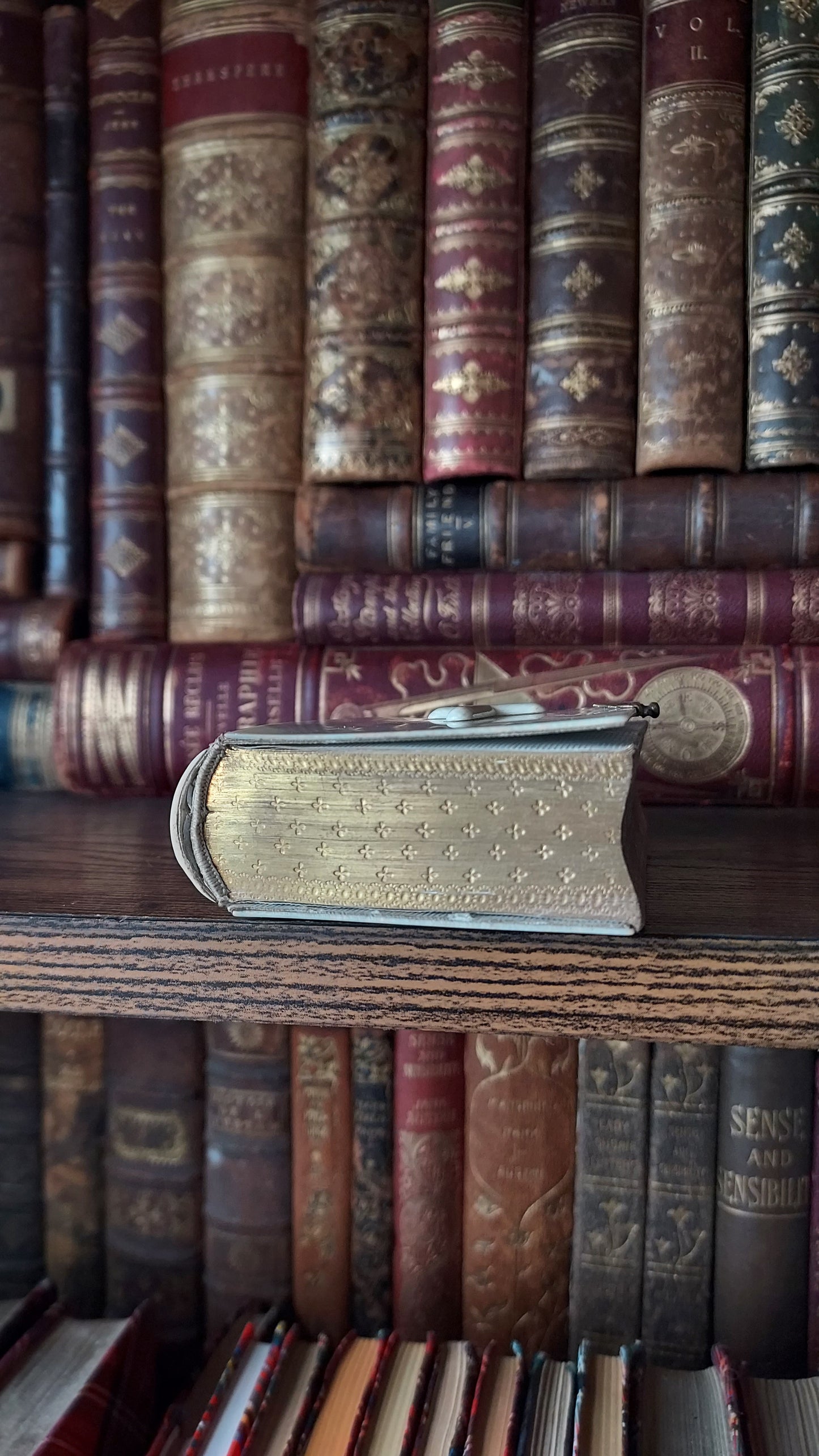 1868 Paroissien Romain | Mini Gauffered Edge