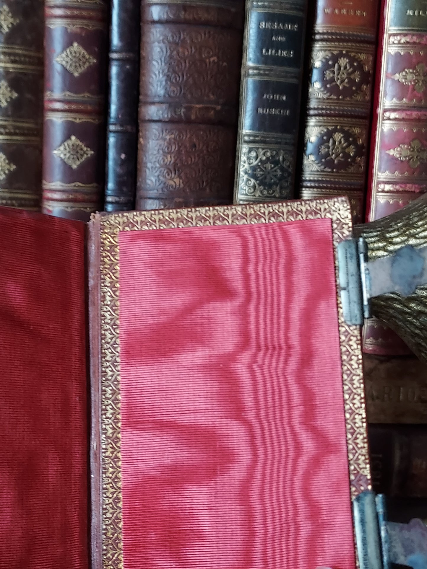 1860s Paroissien Romain, Très Complet Partie d'Hiver: Red Gauffered Edge