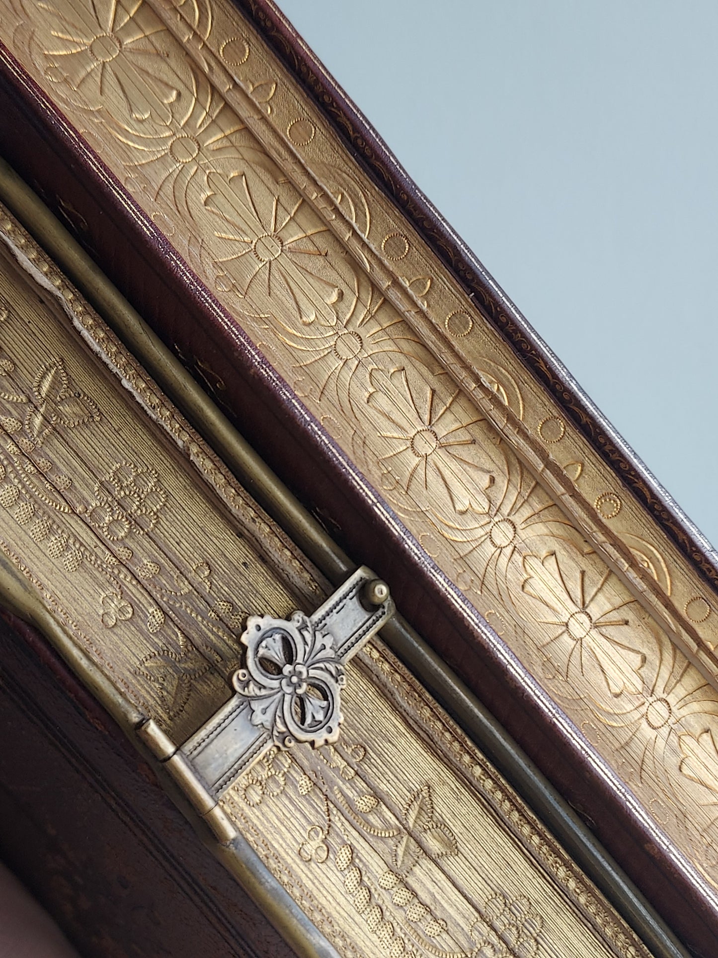 19th-century Eucologe ou Paroissien romain-éduen: Floral Gauffered Edges
