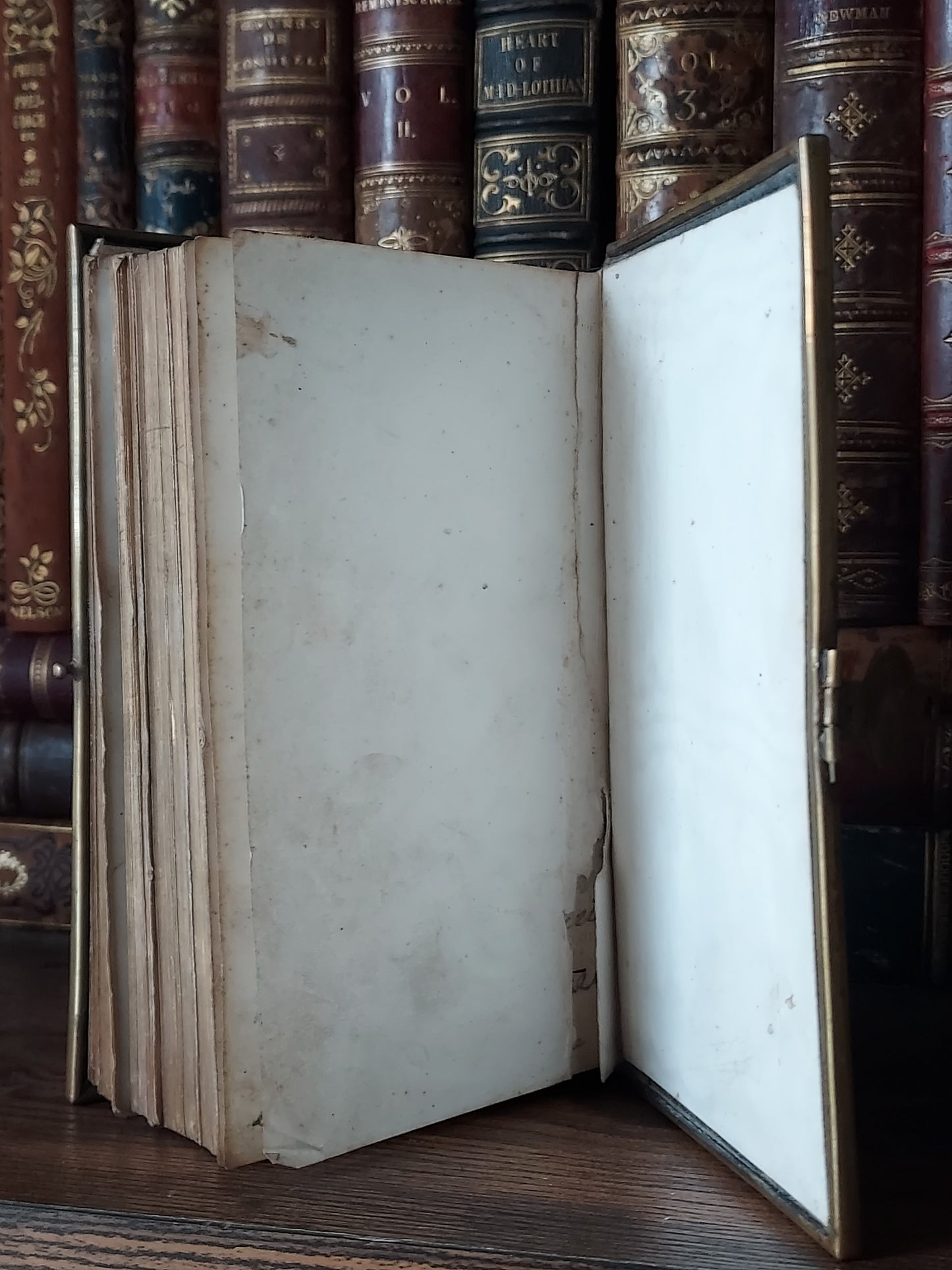 1867 Paroissien romain | Fleur-de-lis Clasp