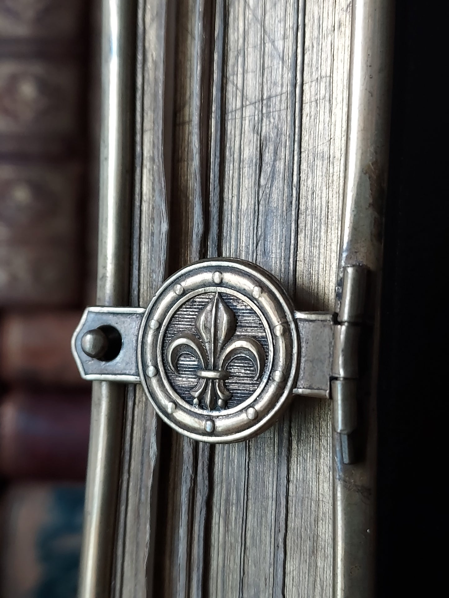 1867 Paroissien romain | Fleur-de-lis Clasp