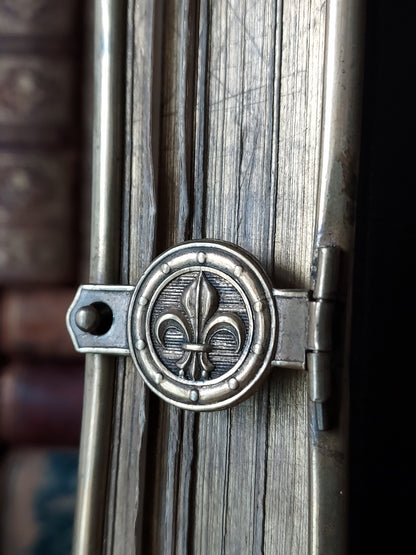 1867 Paroissien romain | Fleur-de-lis Clasp
