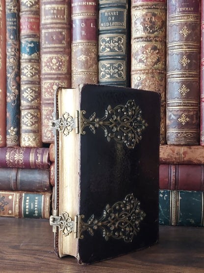 1892 Missel Romain L'Office des Dimanches: Ornate Double Clasp