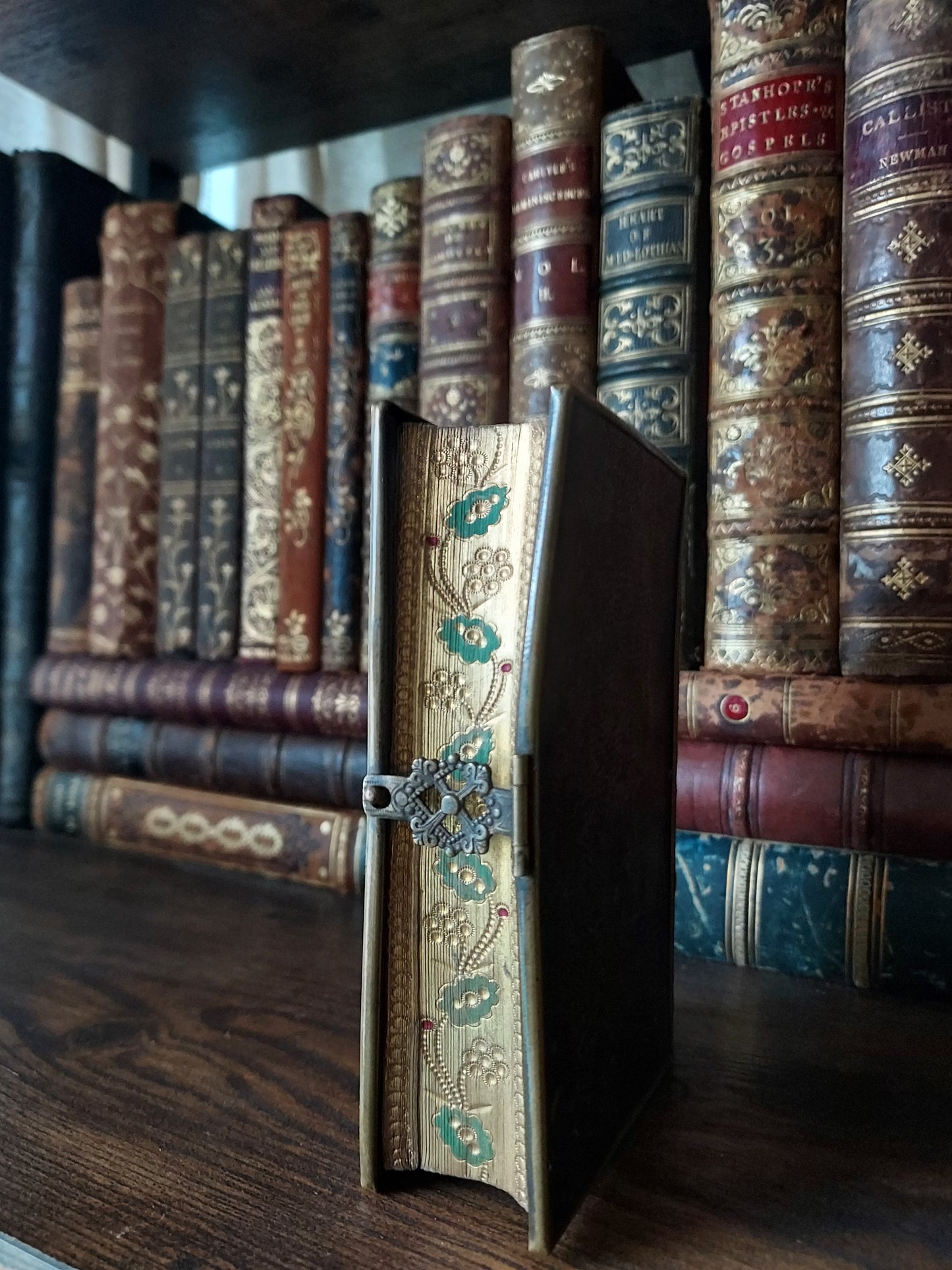 1867 Recueil de prières: Gilt-Gauffered and Hand-Painted Floral Page Edges