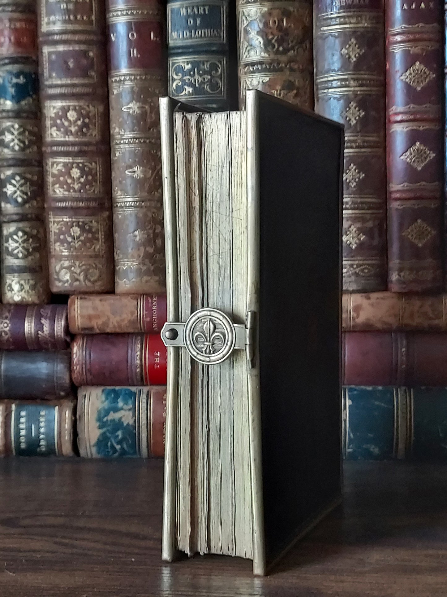 1867 Paroissien romain | Fleur-de-lis Clasp