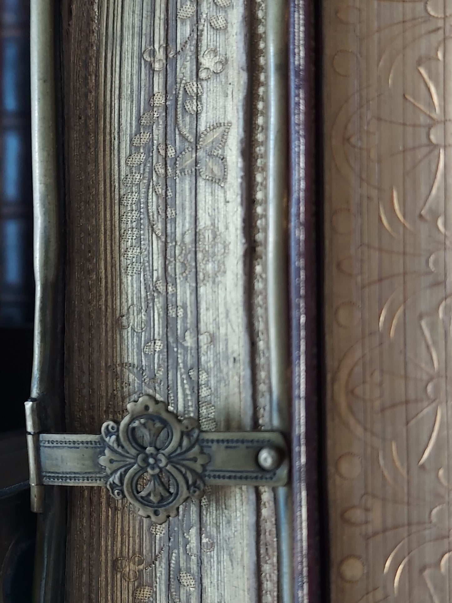 19th-century Eucologe ou Paroissien romain-éduen: Floral Gauffered Edges