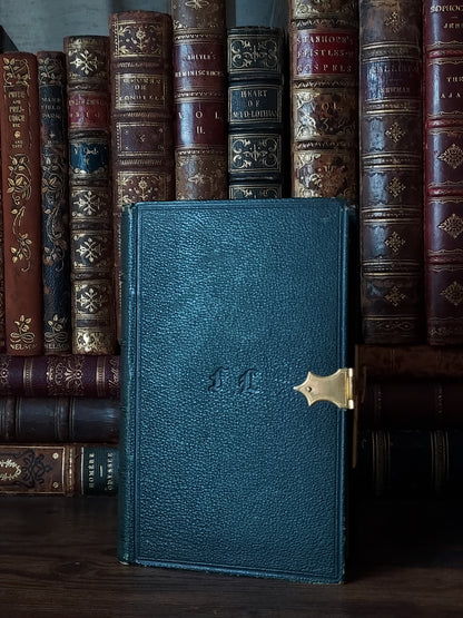 1851 Manuel des Catéchismes | Cross Clasp