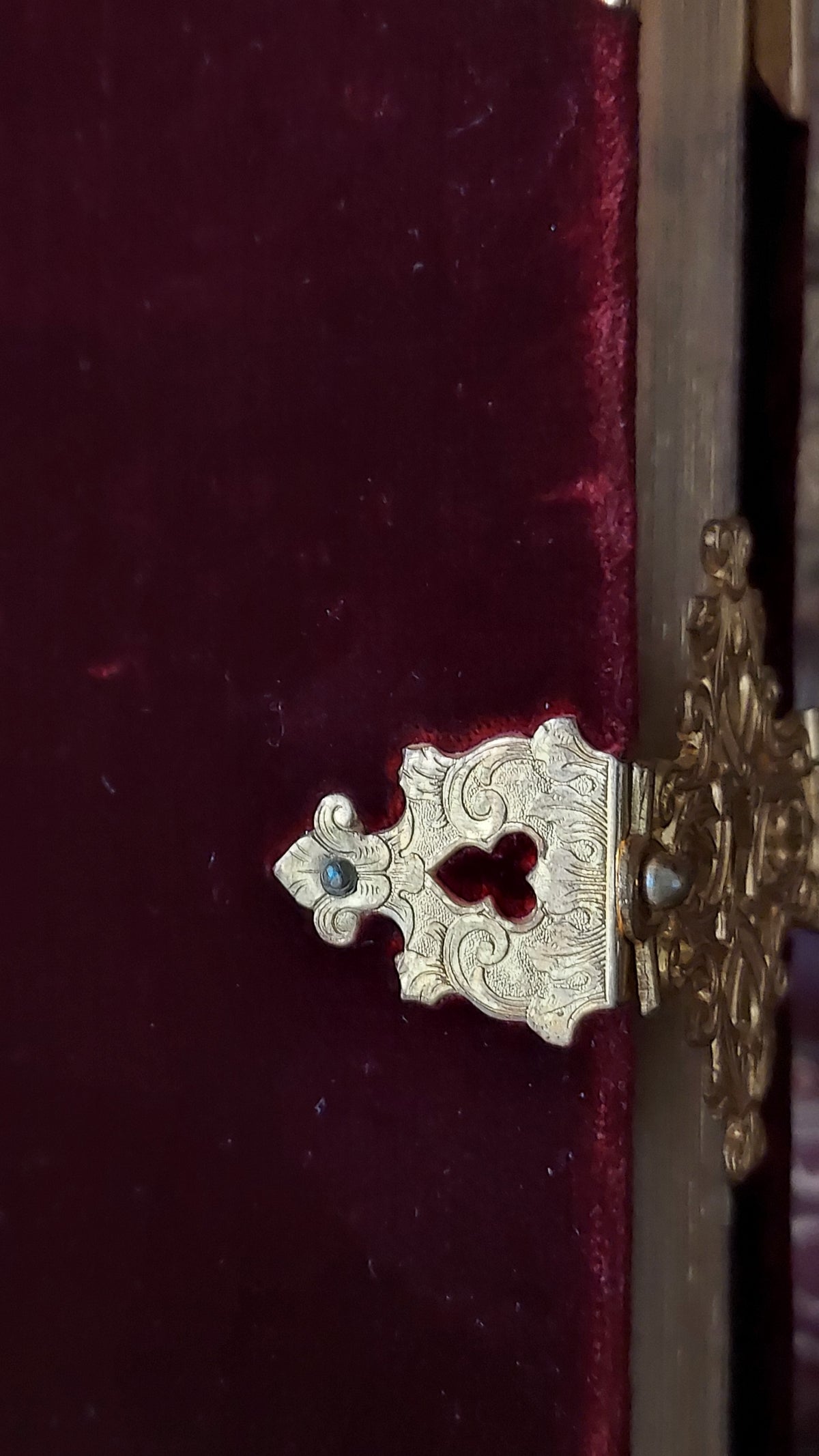 1846 Paroissien Latin-Français | Scarlet Velvet w/Large Gold Clasp