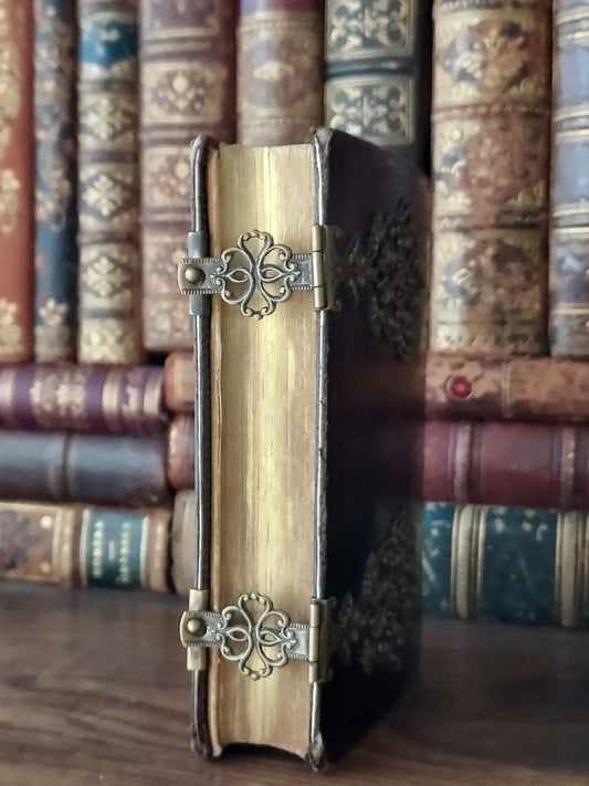 1892 Missel Romain L'Office des Dimanches: Ornate Double Clasp