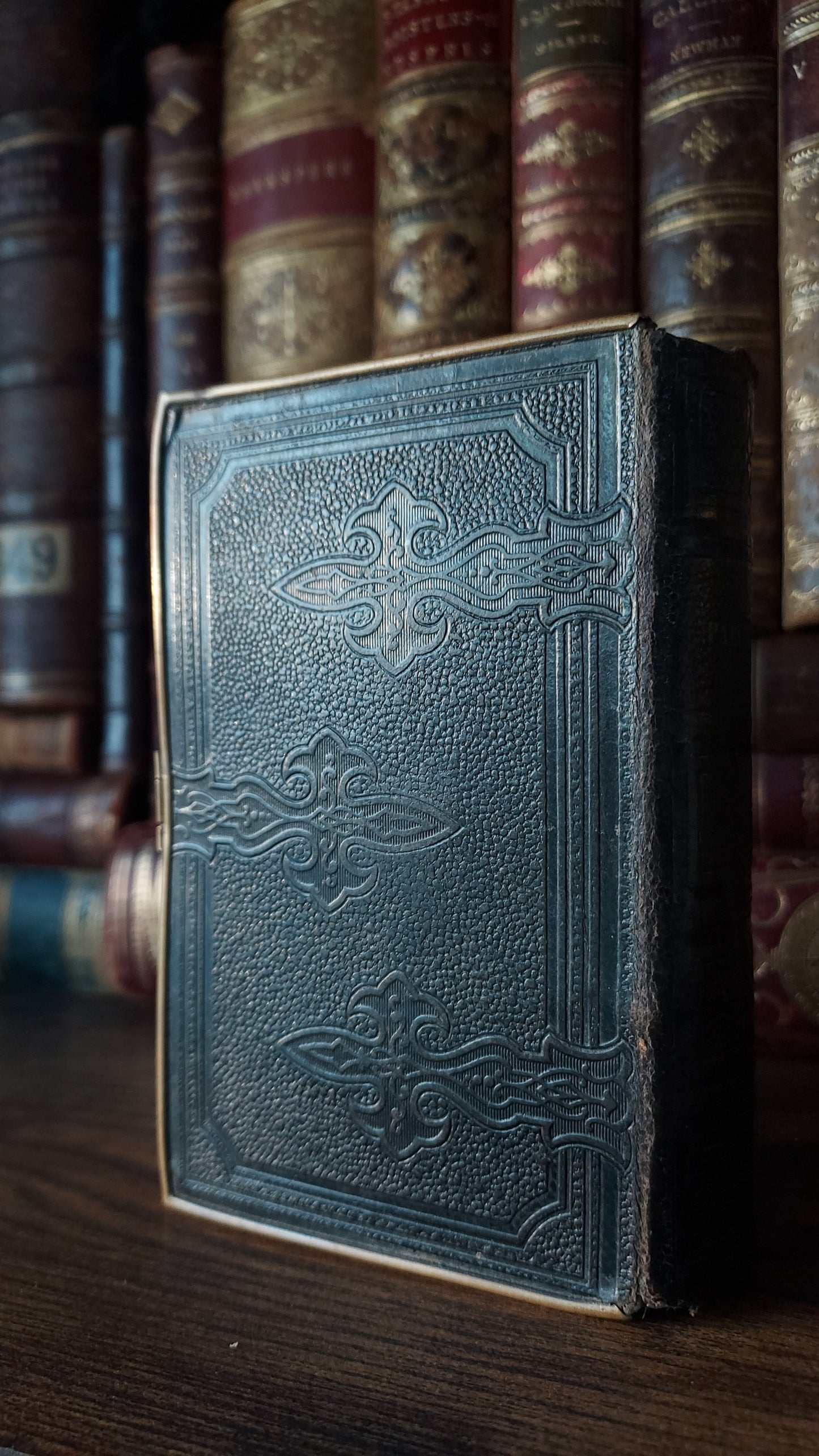 1862 Paroissien Romain | Floral Clasp & Dotted Gauffered Edge