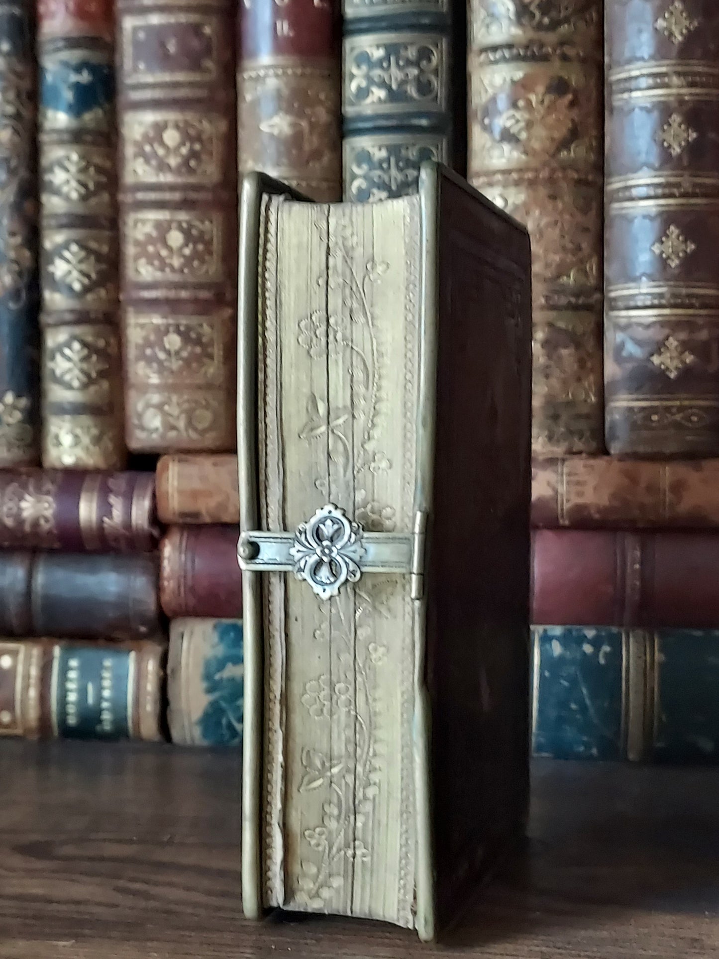 19th-century Eucologe ou Paroissien romain-éduen: Floral Gauffered Edges